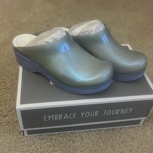 Dansko Sonja Translucent Sky size 36 (US5.5-6)